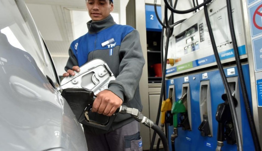 A cuánto pasará el litro de súper en YPF con el próximo aumento de abril